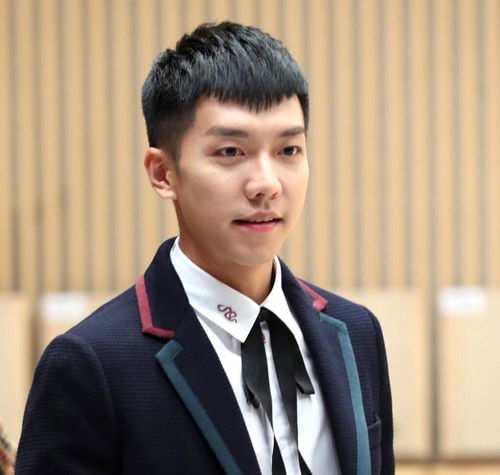 李昇基新戀情遭反彈 韓國(guó)網(wǎng)民怒斥'不分手就別上電視'